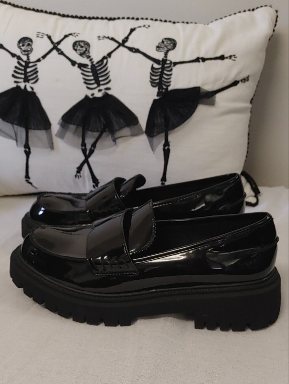 Skechers l Size 8.5 l Black Patent Chuncky Sole Penny Loafers for Women